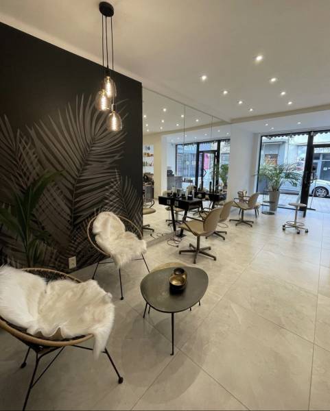Rénovation complète d’un salon de coiffure dans les Alpes-Maritimes avec pose de papier peint décoratif